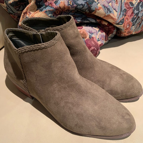 Expressions size 9 moss green bootie - Picture 4 of 7